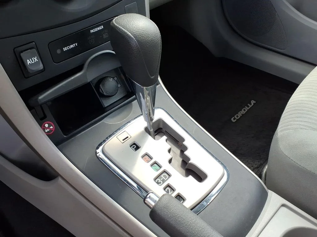 Used 2010 Silver Toyota LE image 12