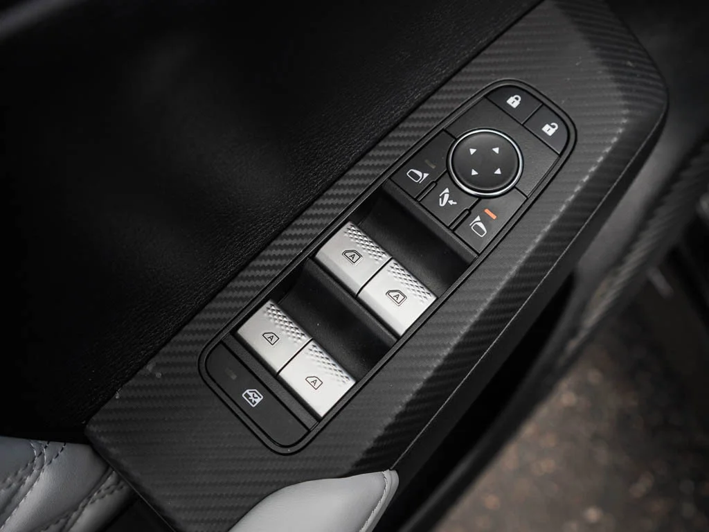 2025 Mitsubishi Outlander Plug-in Hybrid Platinum Edition - Photo 17