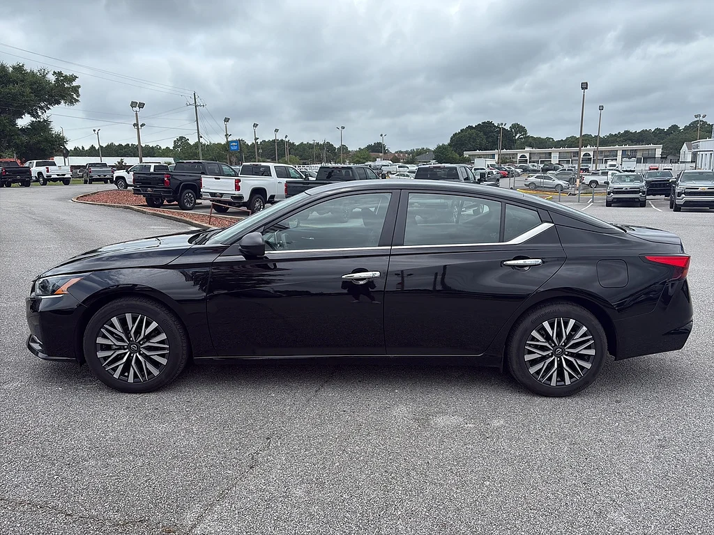 Used 2025 Super Black Nissan  image 3