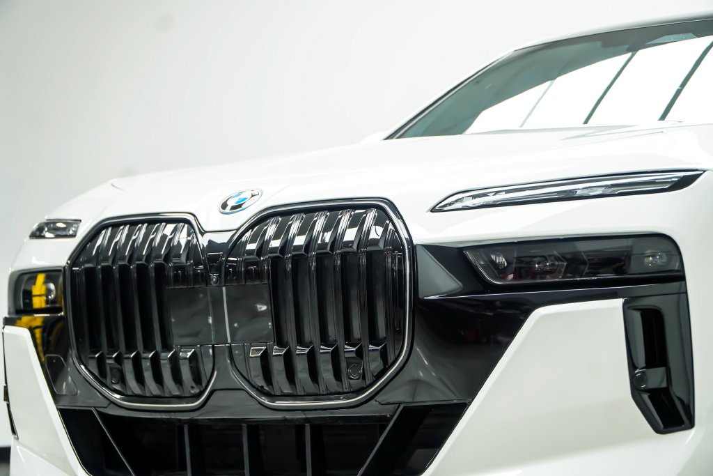 Used 2025 White BMW 750e xDrive image 2