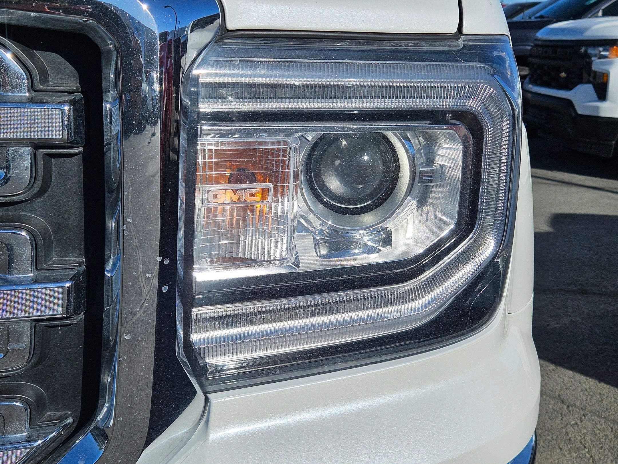 Used 2018 White Frost Tricoat GMC SLT image 10