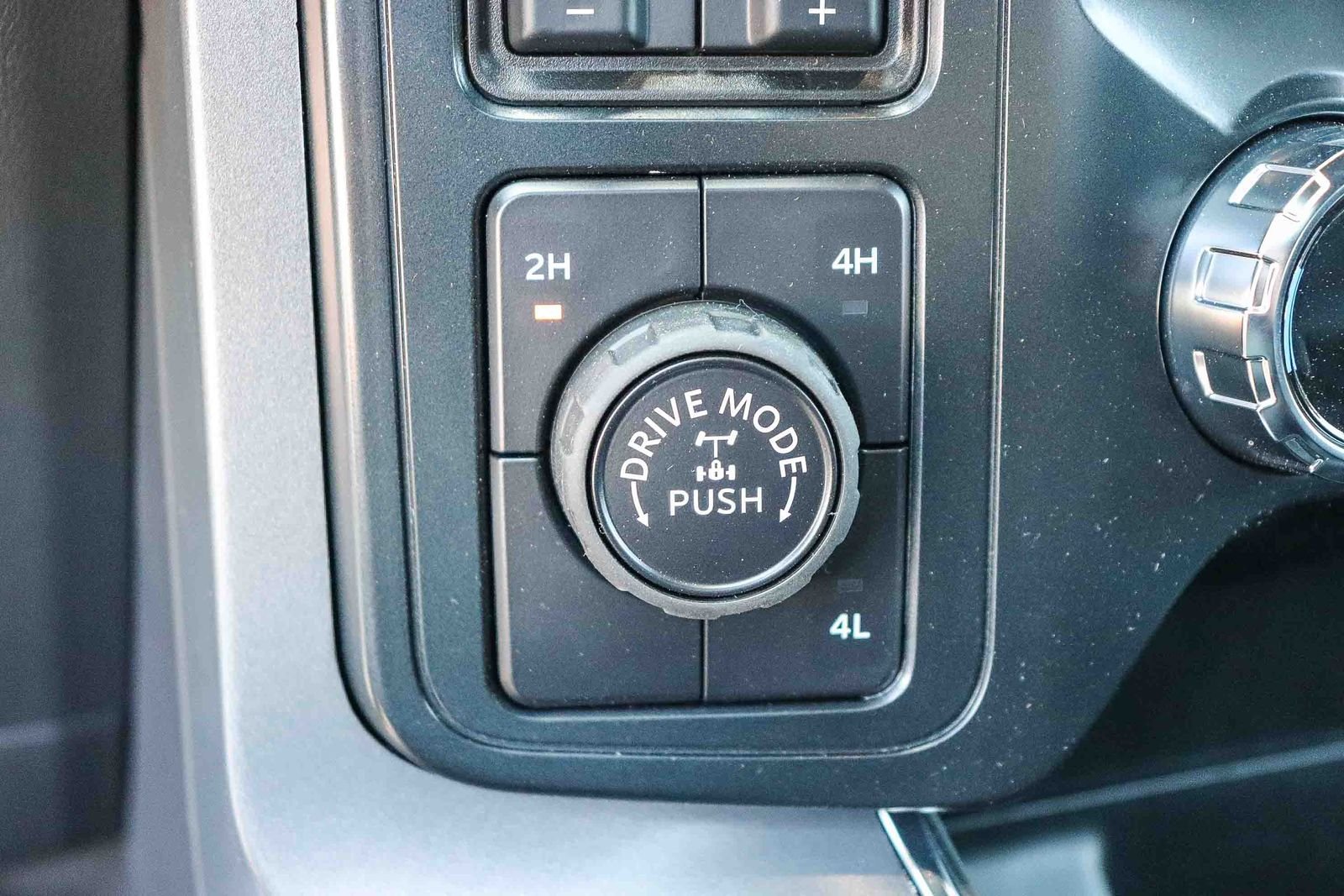 New 2026 Oxford White Ford XLT image 23