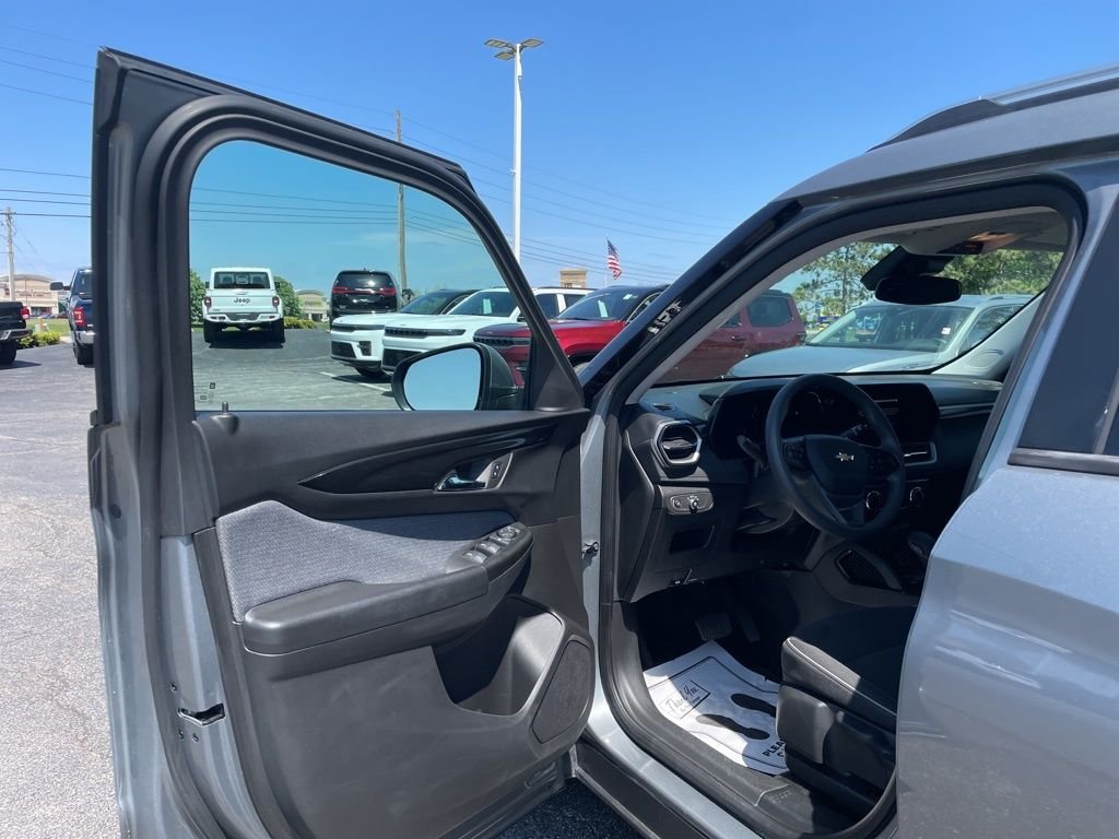 Used 2025 Gray Chevrolet LT image 9