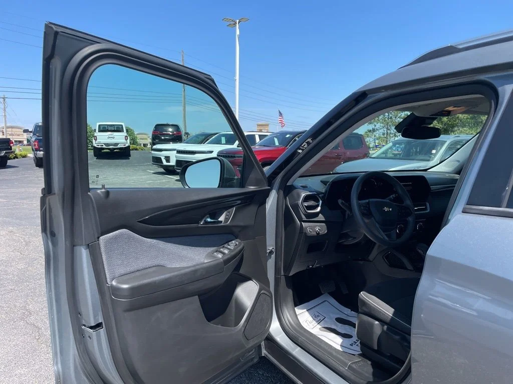 Used 2025 Gray Chevrolet LT image 9