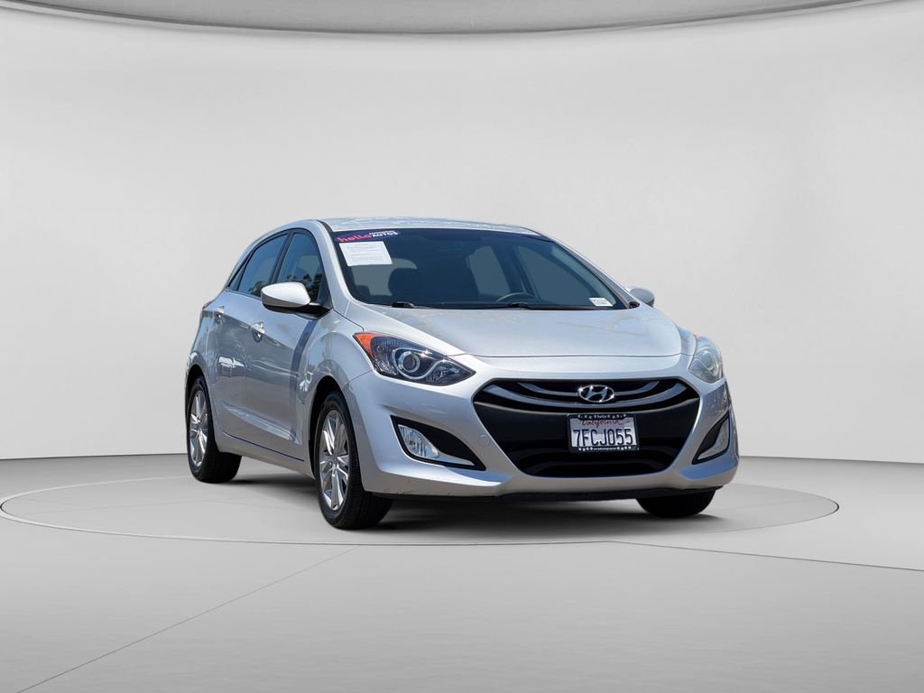 Used 2014 Shimmering Silver Hyundai Base image 4