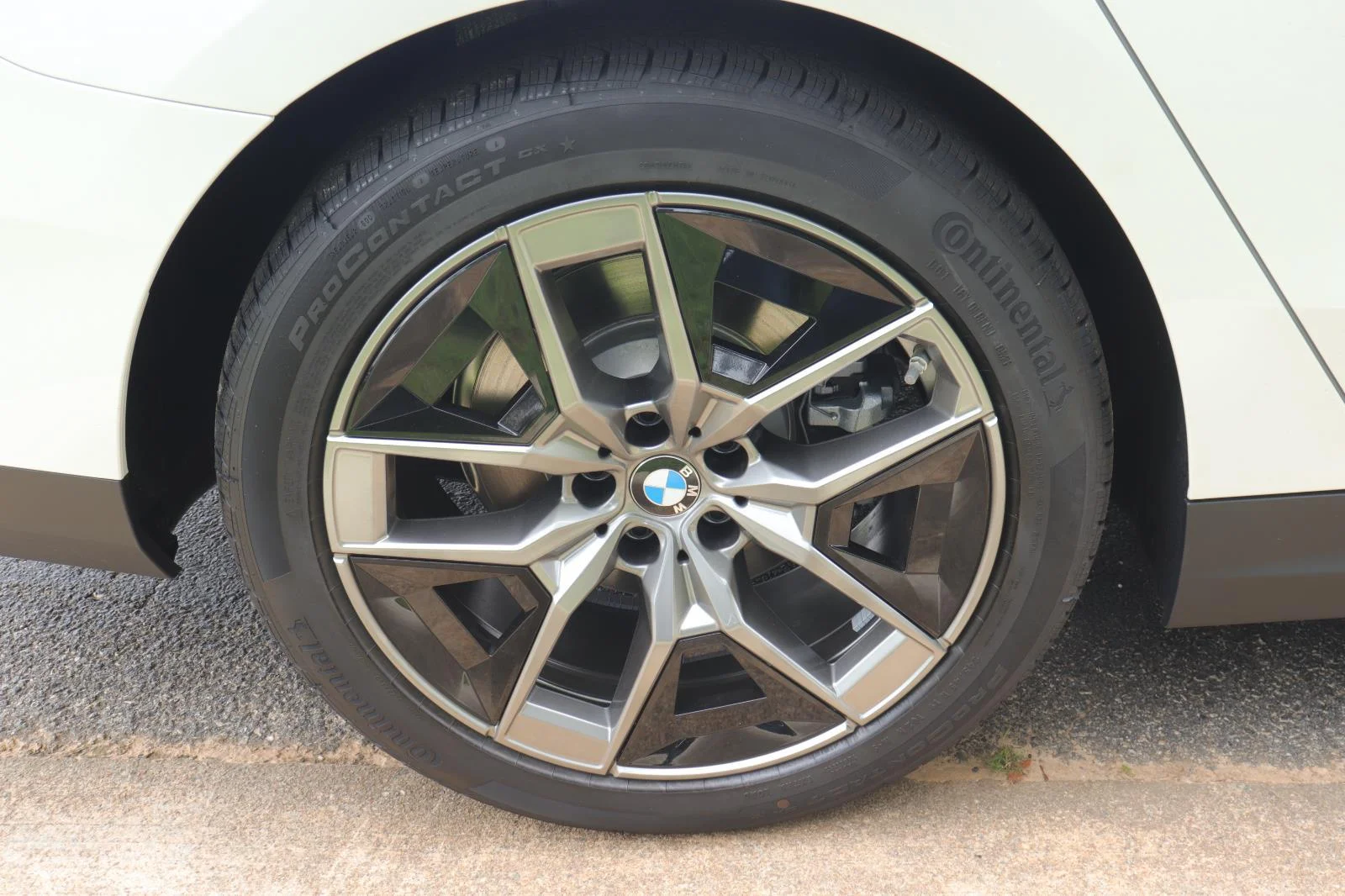 New 2027 Mineral White Metallic BMW 530i image 40