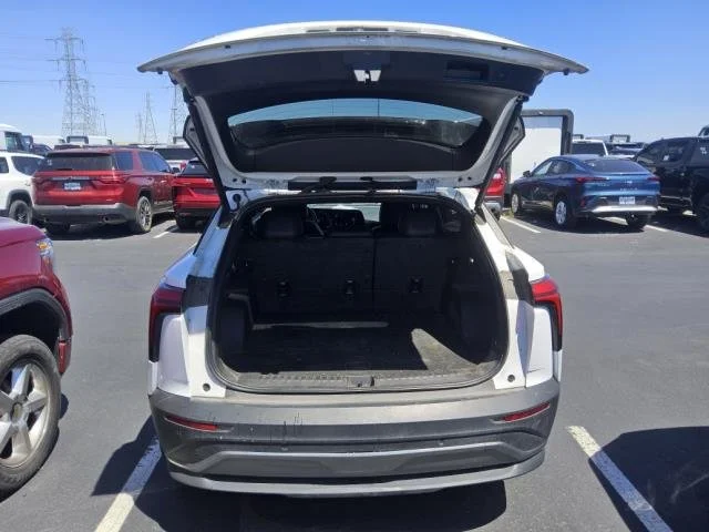 Used 2024 Summit White Chevrolet LT image 3