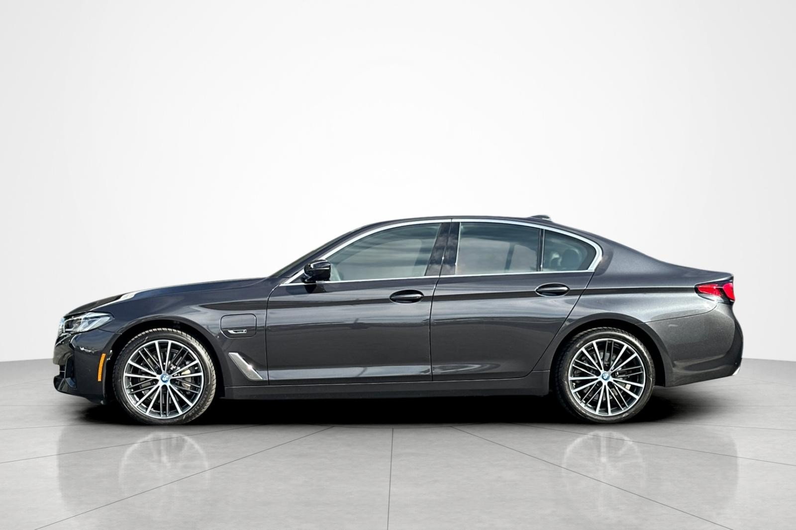 Used 2023 Dark Graphite Metallic BMW 530e xDrive image 2