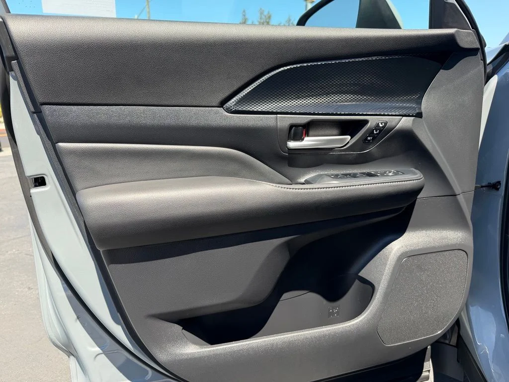 Used 2025  Toyota MAX Platinum image 31