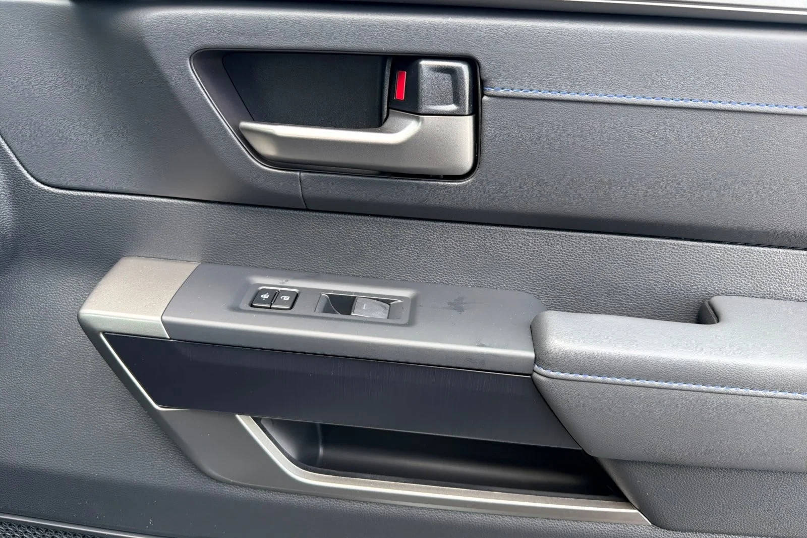 New 2026 Magnetic Gray Metallic Toyota  Platinum image 18