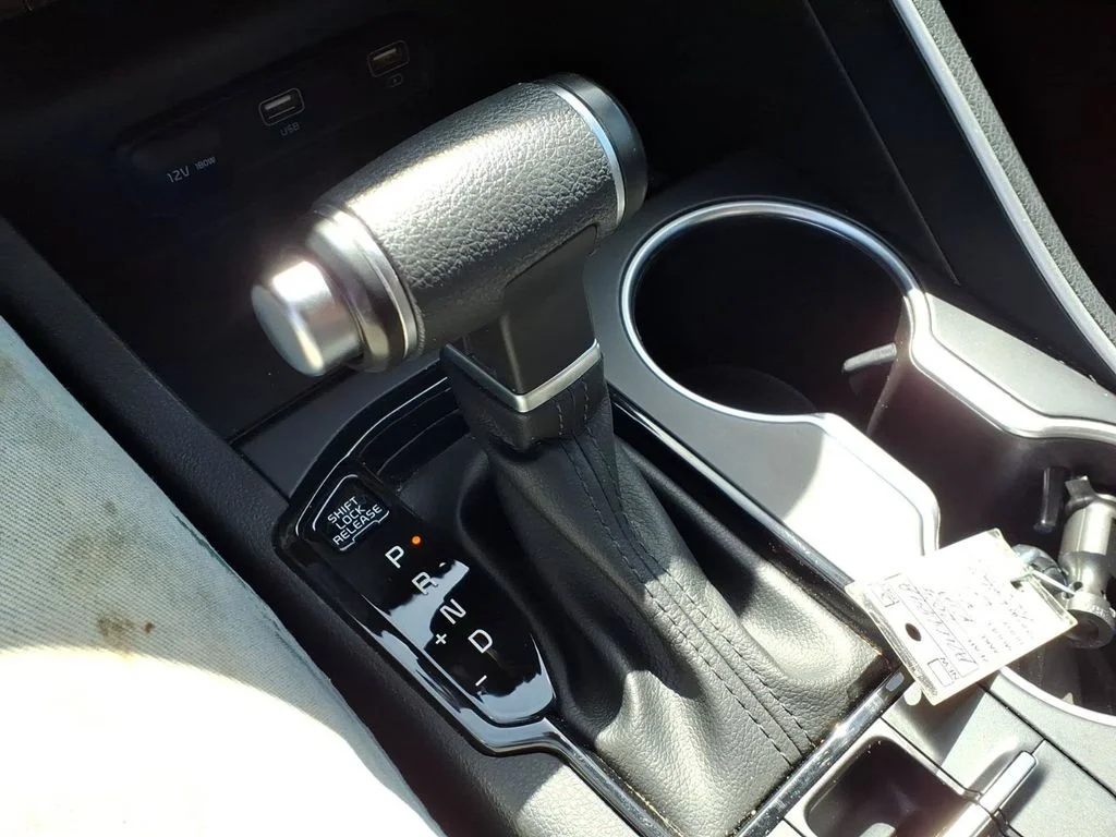 Used 2024 White Kia LXS image 21