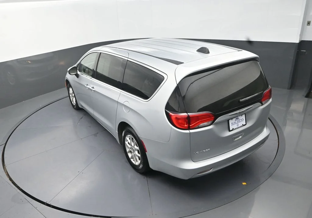 Used 2022 Silver Chrysler LX image 19