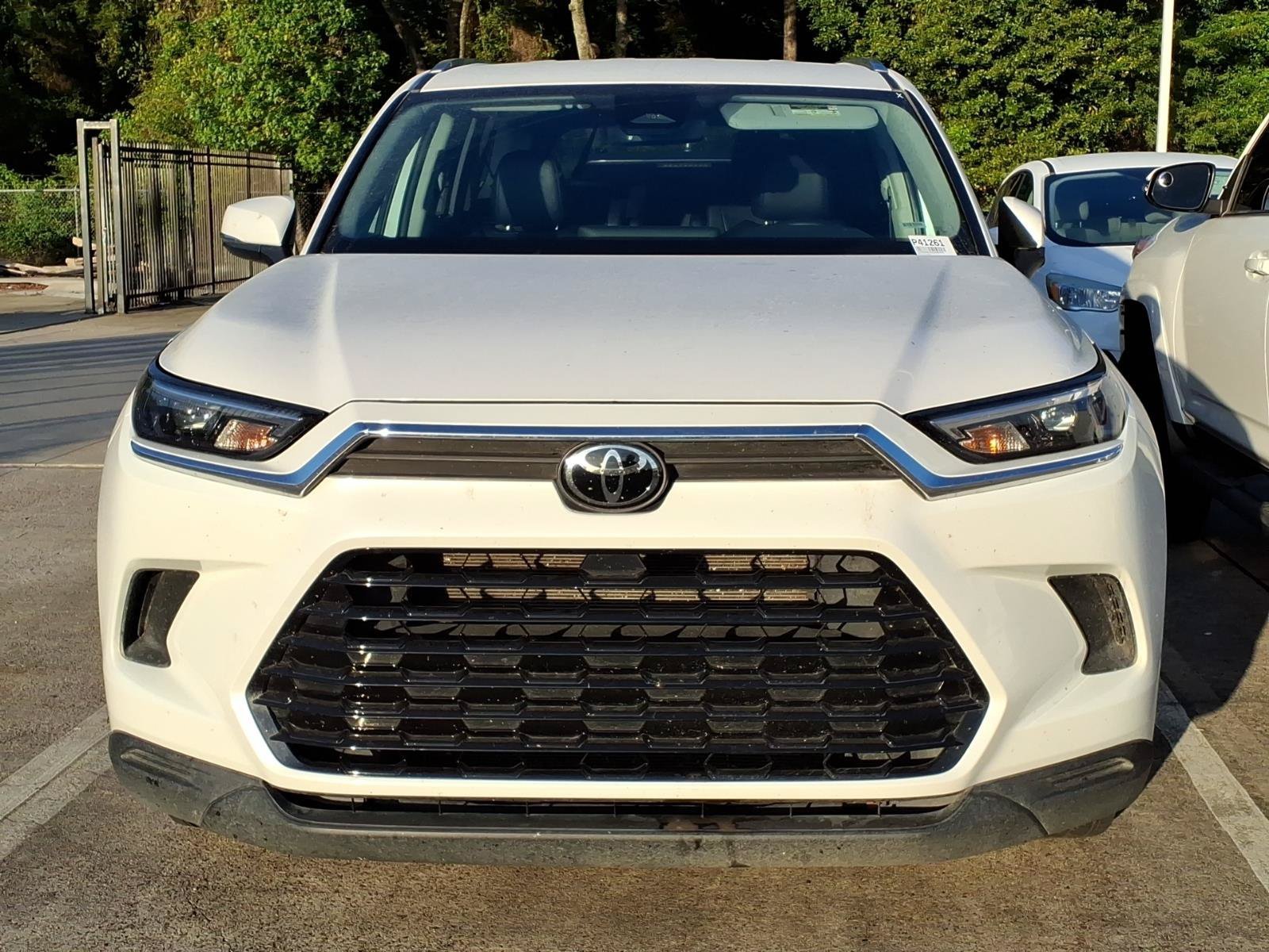 Used 2025 Pearl Toyota XLE image 3