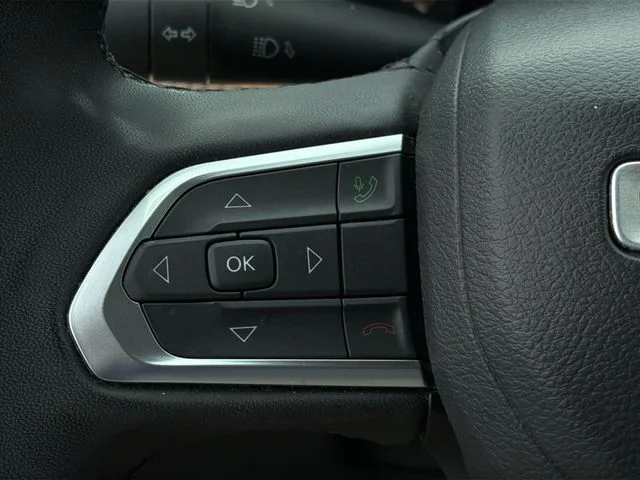 Used 2024 White/off-white Jeep Limited image 24