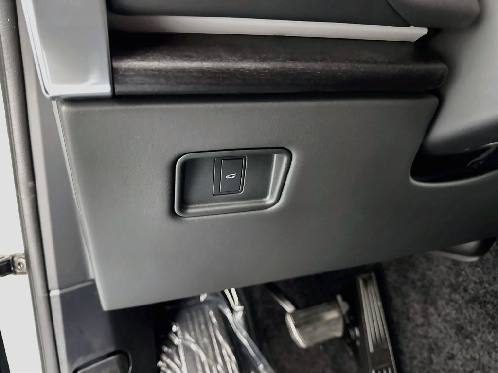 New 2027 Fuji White Land Rover SE image 10