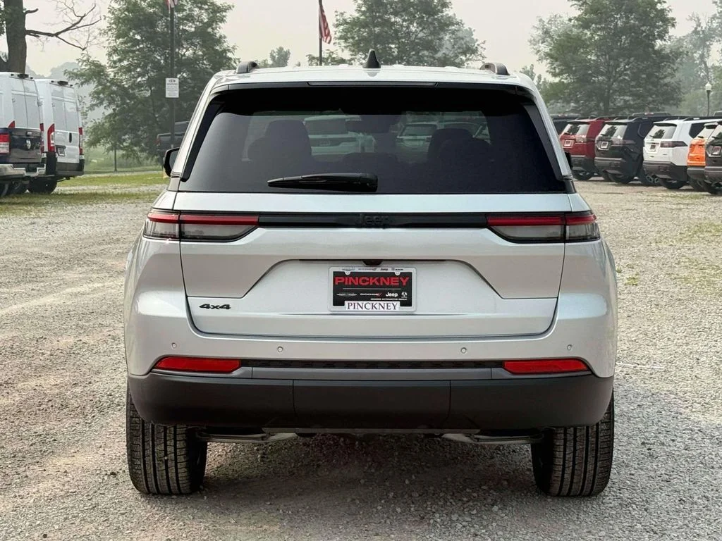 New 2026 Silver Zynith Exterior Paint Jeep Limited image 8