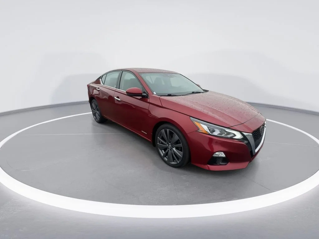 Used 2019 Red Nissan 2.5 Platinum image 2