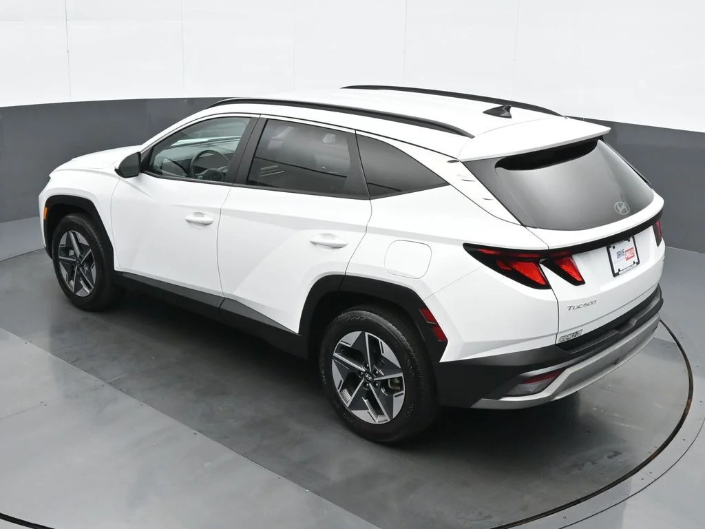 Used 2025 White Hyundai SEL image 19