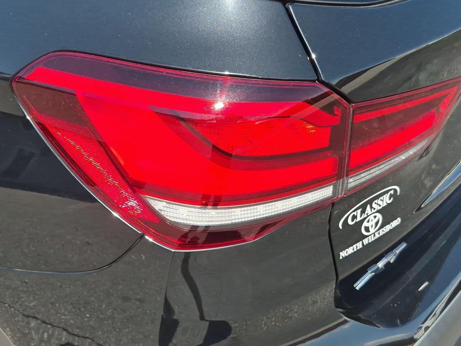 Used 2020 Black Sapphire Metallic BMW sDrive28i image 12