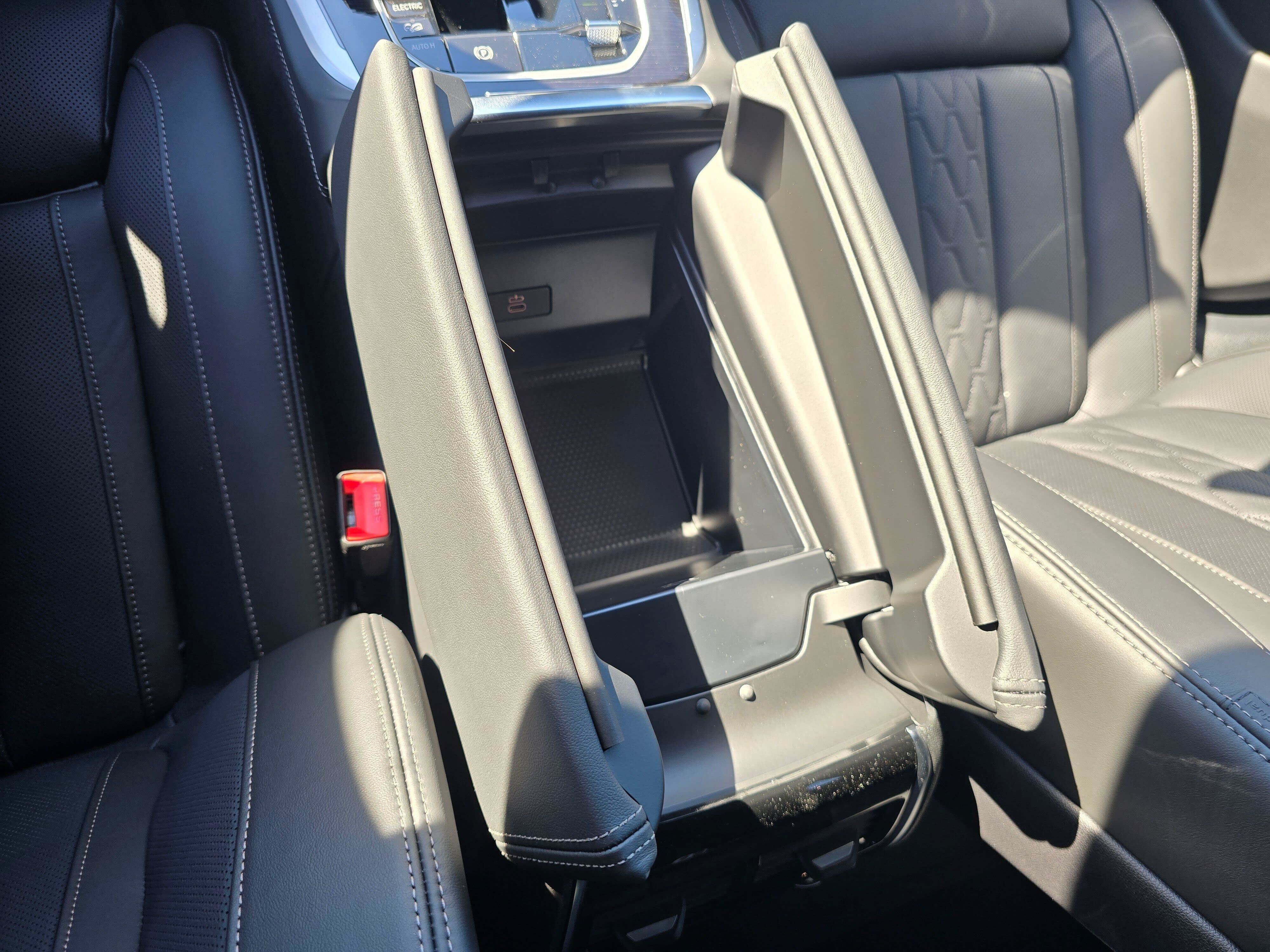 New 2026 Dravit Grey Metallic BMW xDrive50e image 24