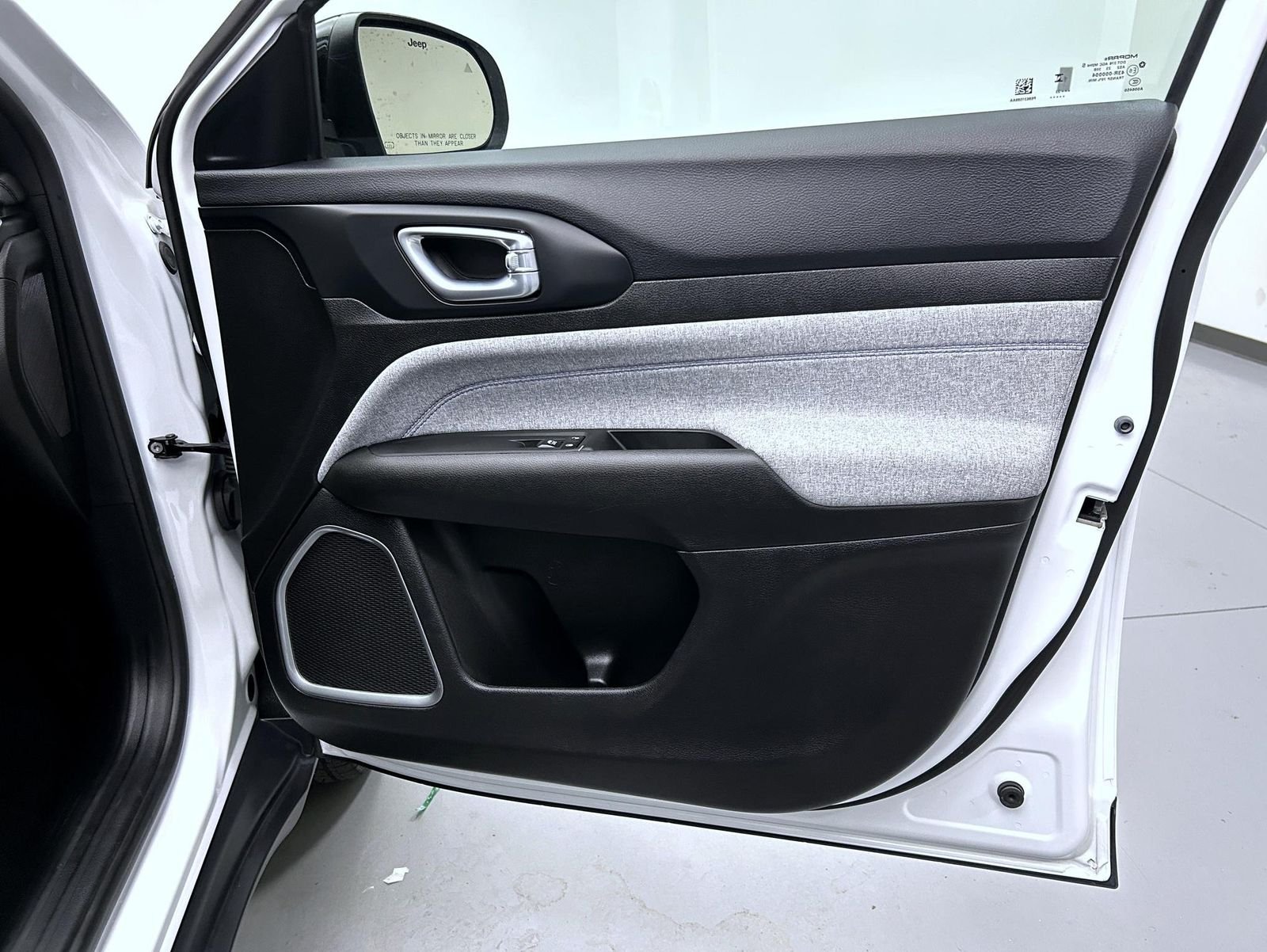 Used 2023 White Jeep Latitude image 16