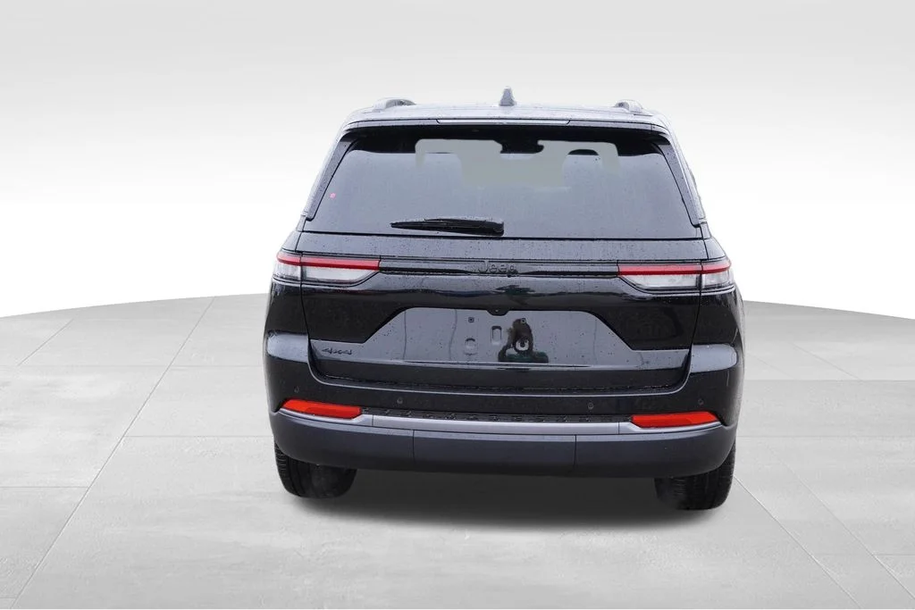 New 2027 High-Gloss Black Paint Jeep Limited image 4