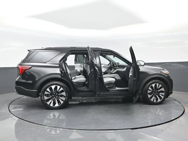 New 2027 Agate Black Metallic Ford Platinum™ image 28
