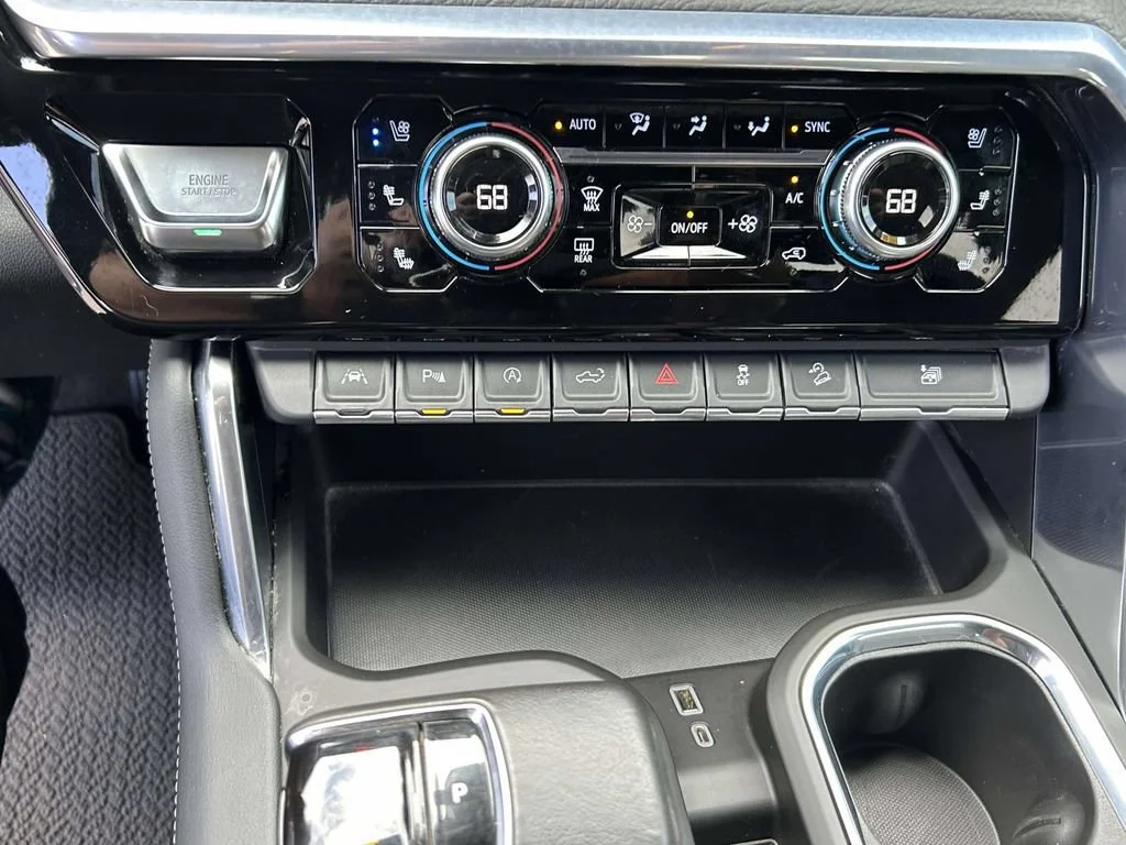 Used 2022 White Frost Tricoat GMC Denali image 24
