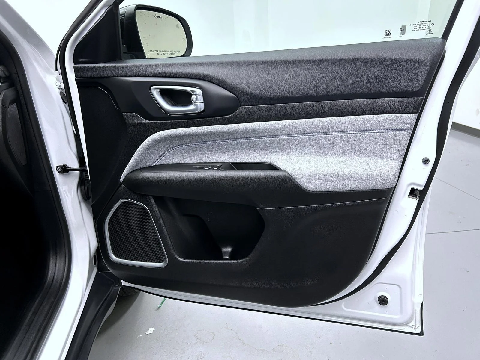 Used 2023 White Jeep Latitude image 16