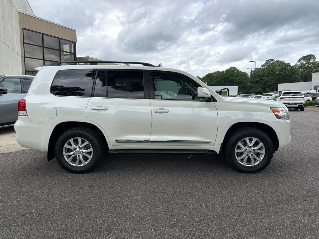 Used 2018 Blizzard Pearl Toyota  image 14