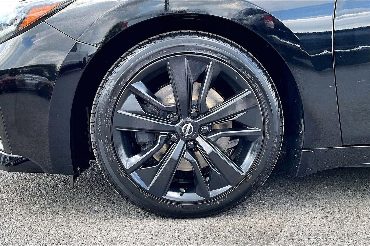 Used 2023 Super Black Nissan SL image 34