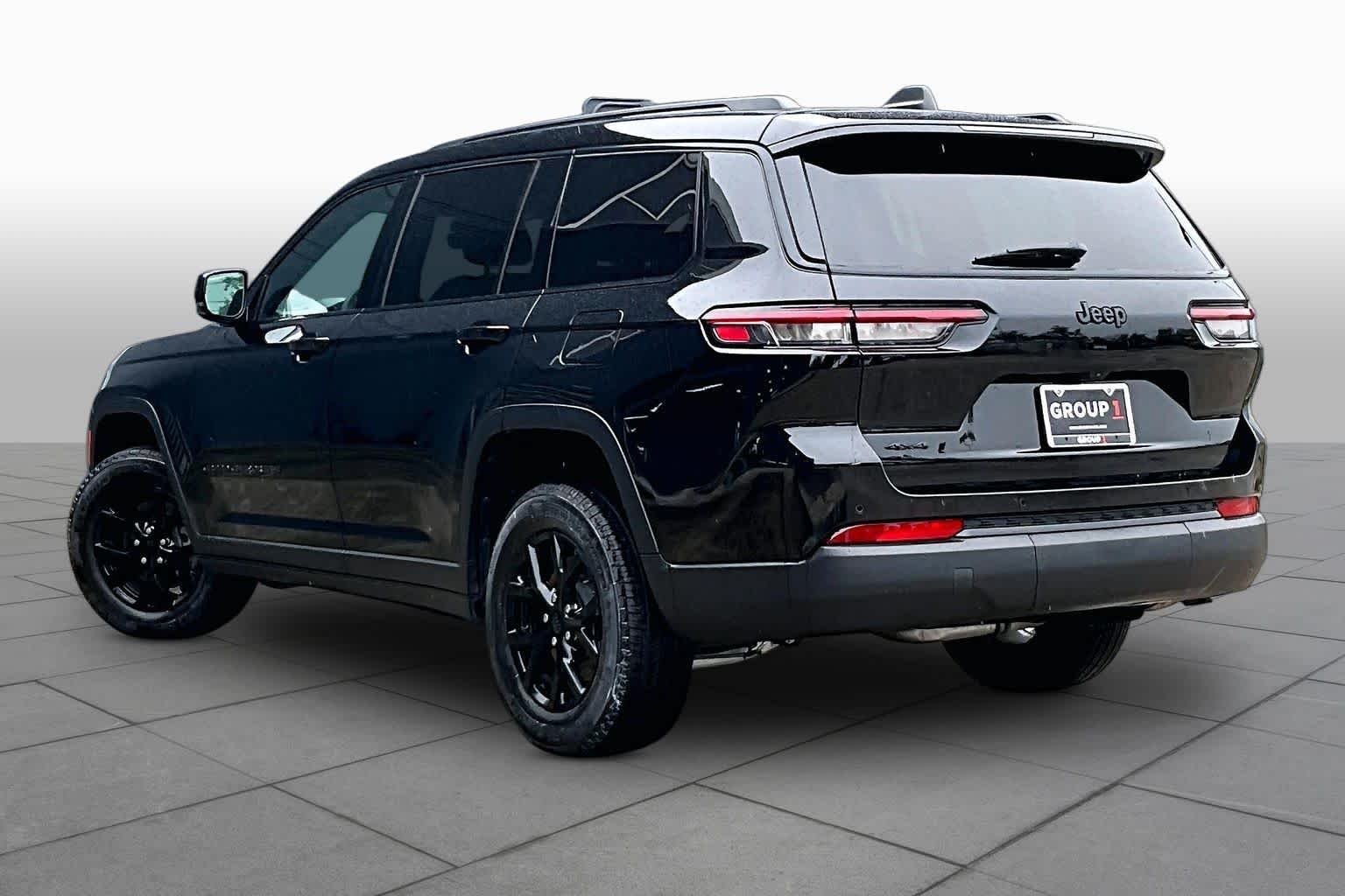 Used 2025 Diamond Black Crystal Pearlcoat Jeep Altitude X image 11