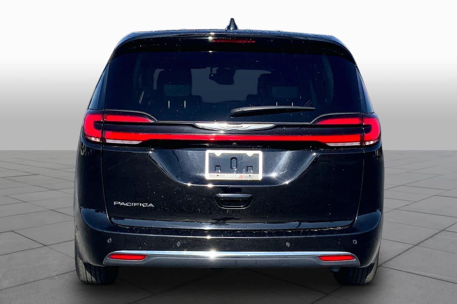 Used 2024 Diamond Black Crystal Pearlcoat Chrysler Touring L image 5