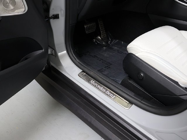 Certified Used 2025 MANUFAKTUR Alpine Grey Mercedes-Benz GLC 350e image 27