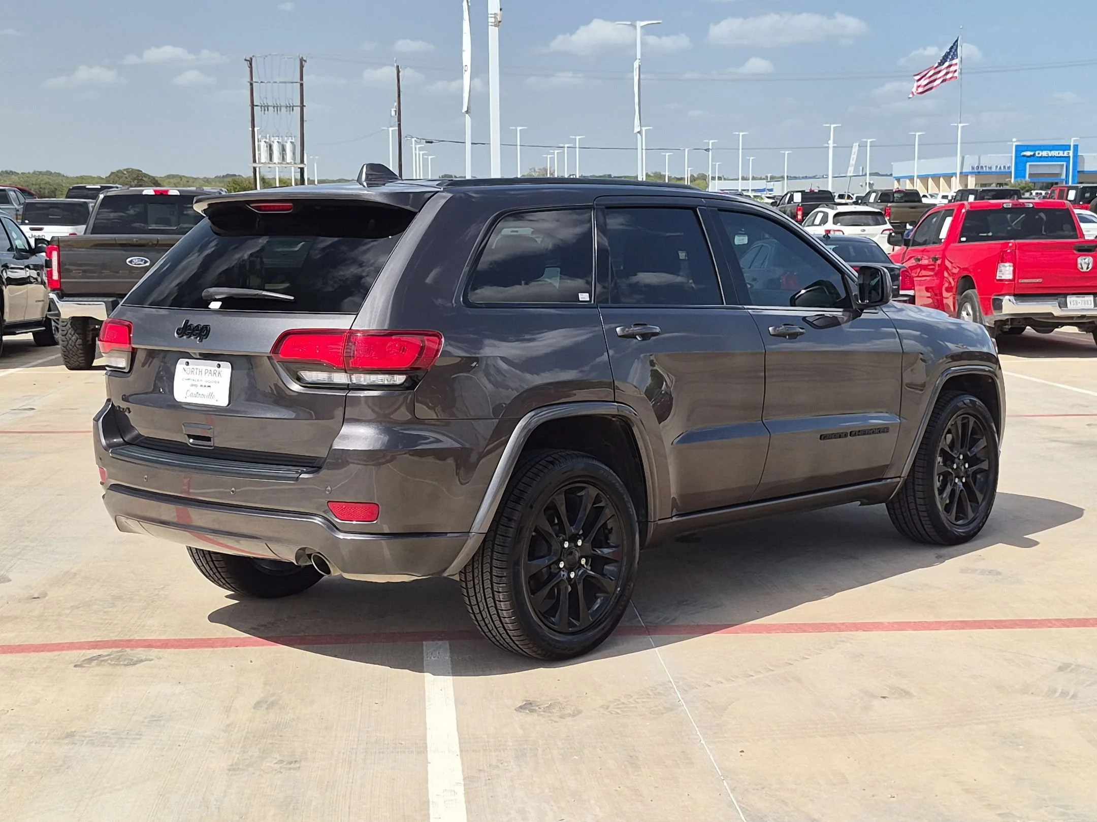 Used 2021 Gray Jeep Laredo X image 3