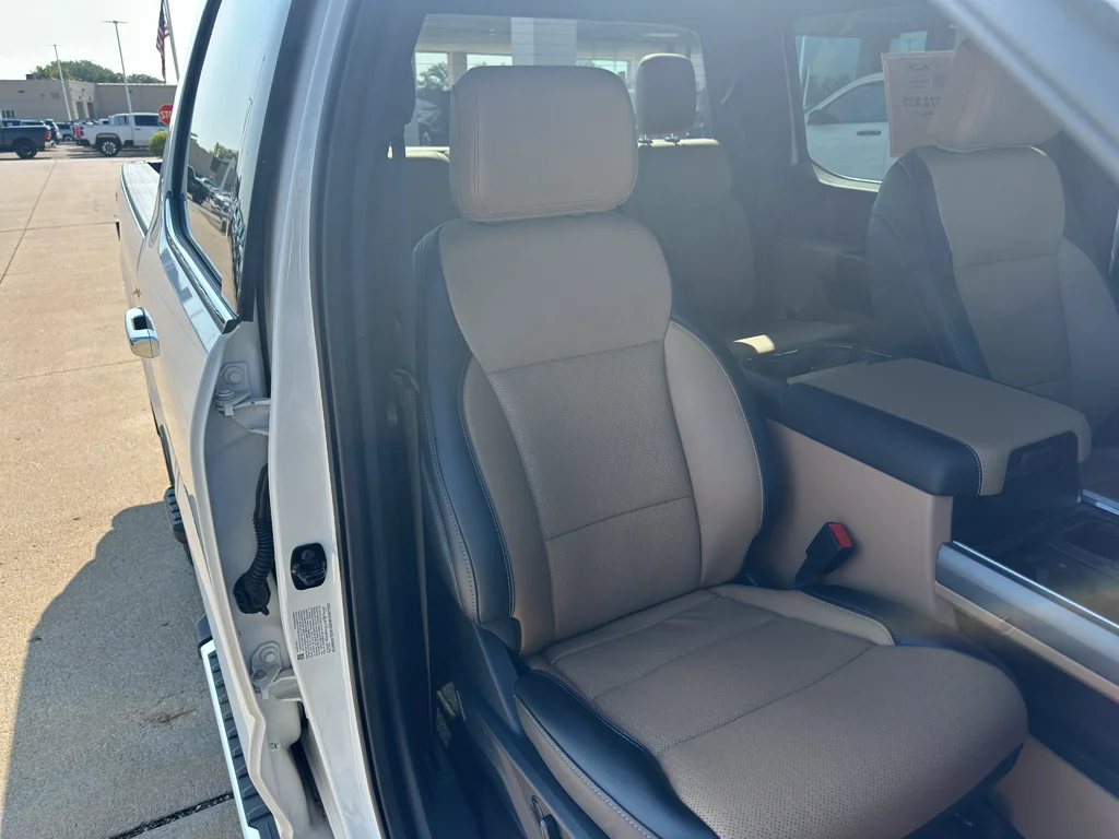 Used 2025 Star White Metallic Tri-Coat Ford LARIAT image 32
