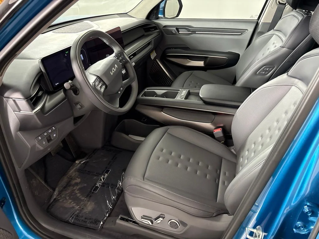 New 2026 Ocean Blue Kia Wind AWD image 29