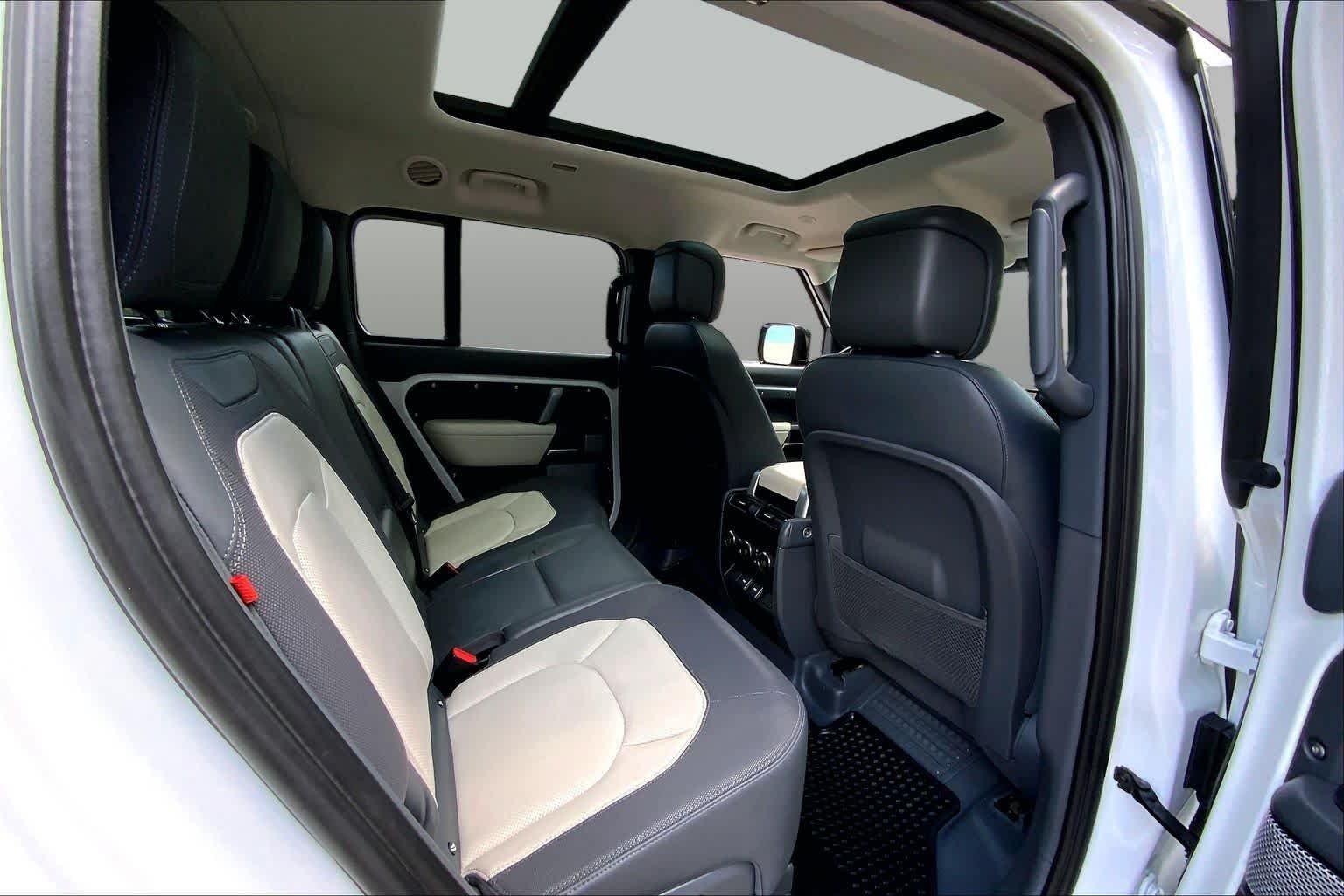 Used 2024 Fuji White Land Rover X-Dynamic SE image 18
