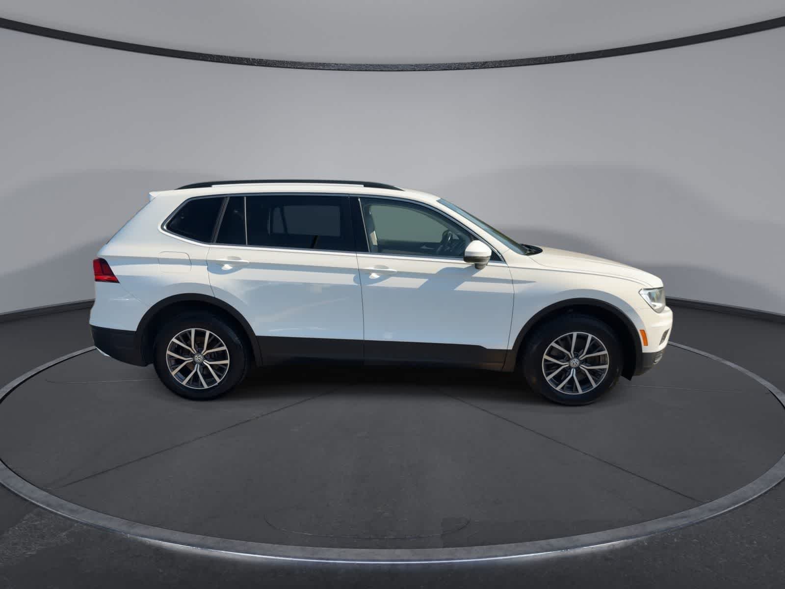 Used 2019 Pure White Volkswagen SE image 9