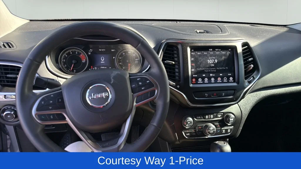 Used 2021 Silver Jeep Latitude Lux image 12