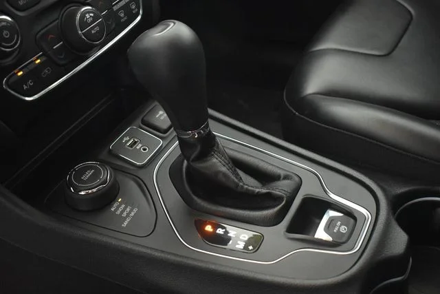 Used 2019 Silver Jeep Latitude Plus image 26