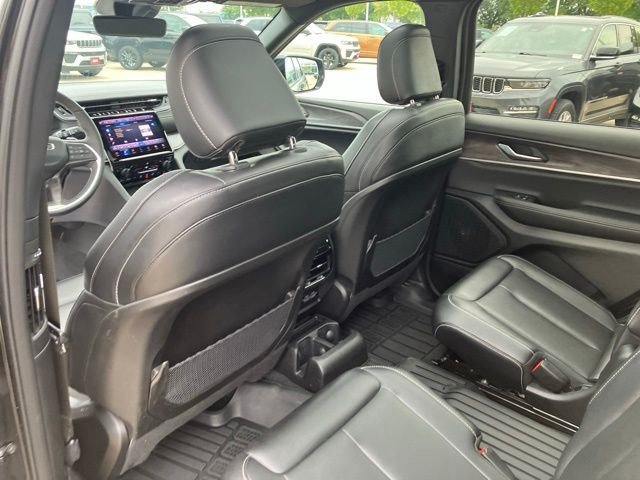 Used 2025 Diamond Black Crystal Pearlcoat Jeep Limited image 22