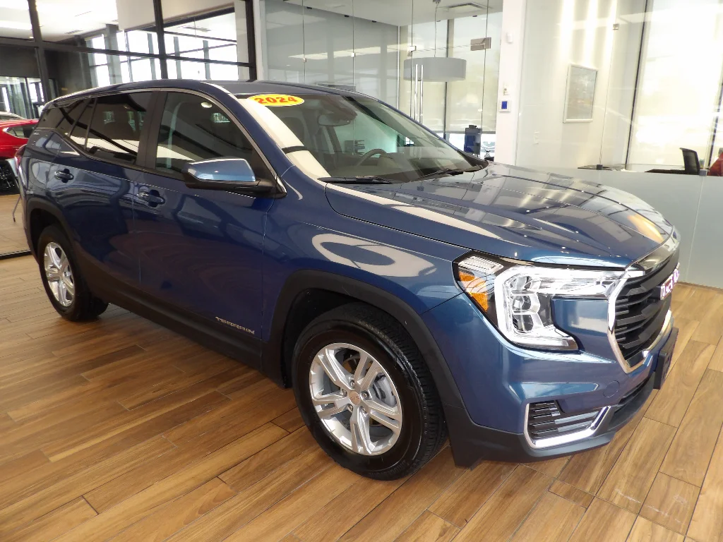 Used 2024 Downpour Metallic GMC SLE image 3