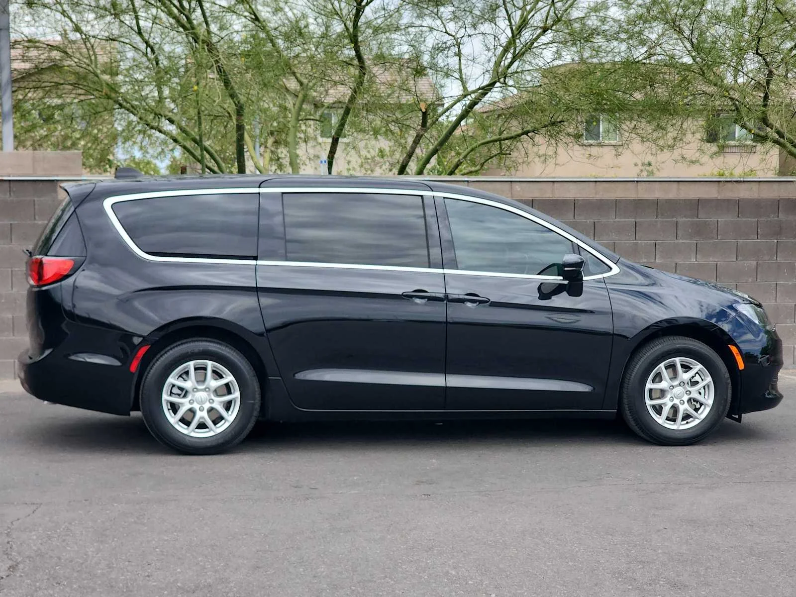 2026 Chrysler Voyager LX - Photo 9