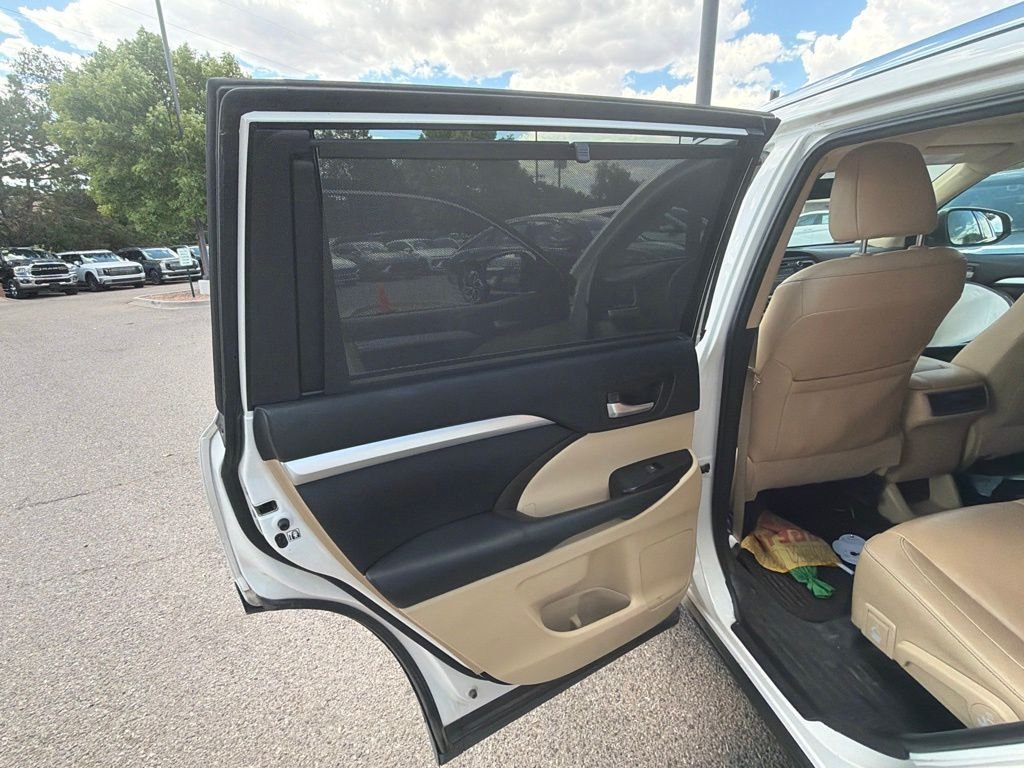 Used 2017 White Toyota XLE image 16