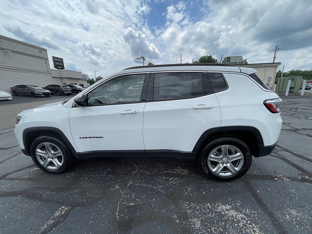 Used 2024 Bright White Clearcoat Jeep Latitude image 12
