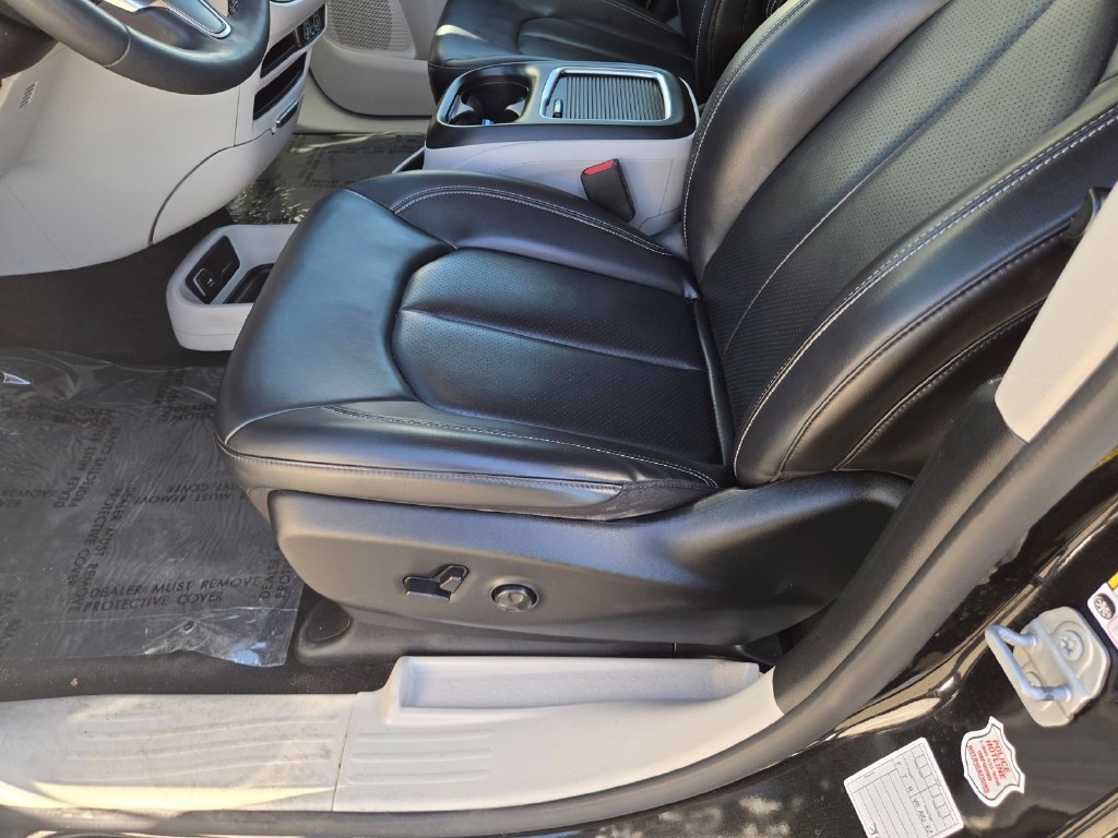 Used 2023 Black Chrysler Touring L image 16