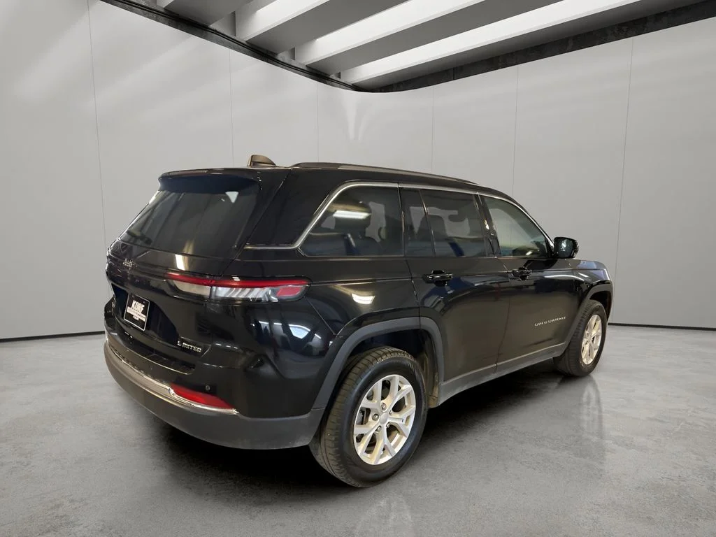 Used 2023 Diamond Black Crystal Pearl Jeep Limited image 5