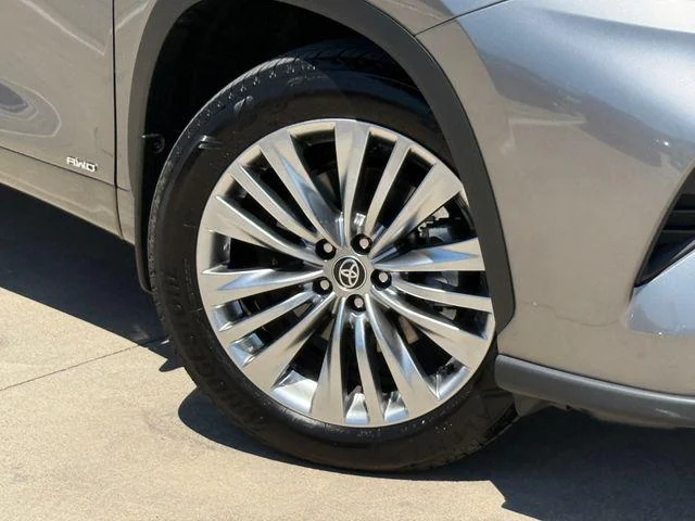 Certified Used 2026 PRECIOUS METAL Toyota Platinum image 37