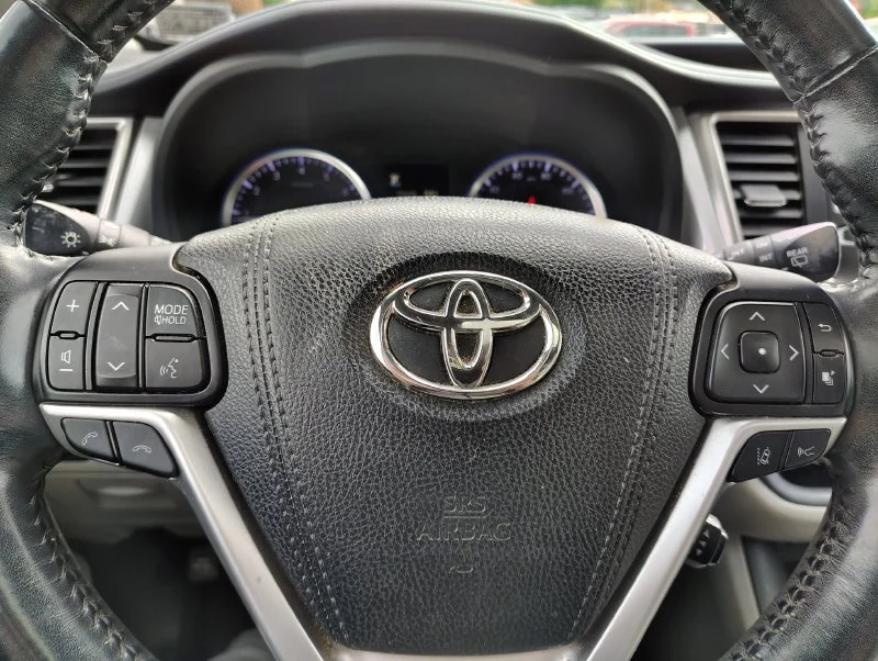 Used 2018 Silver Toyota XLE image 13